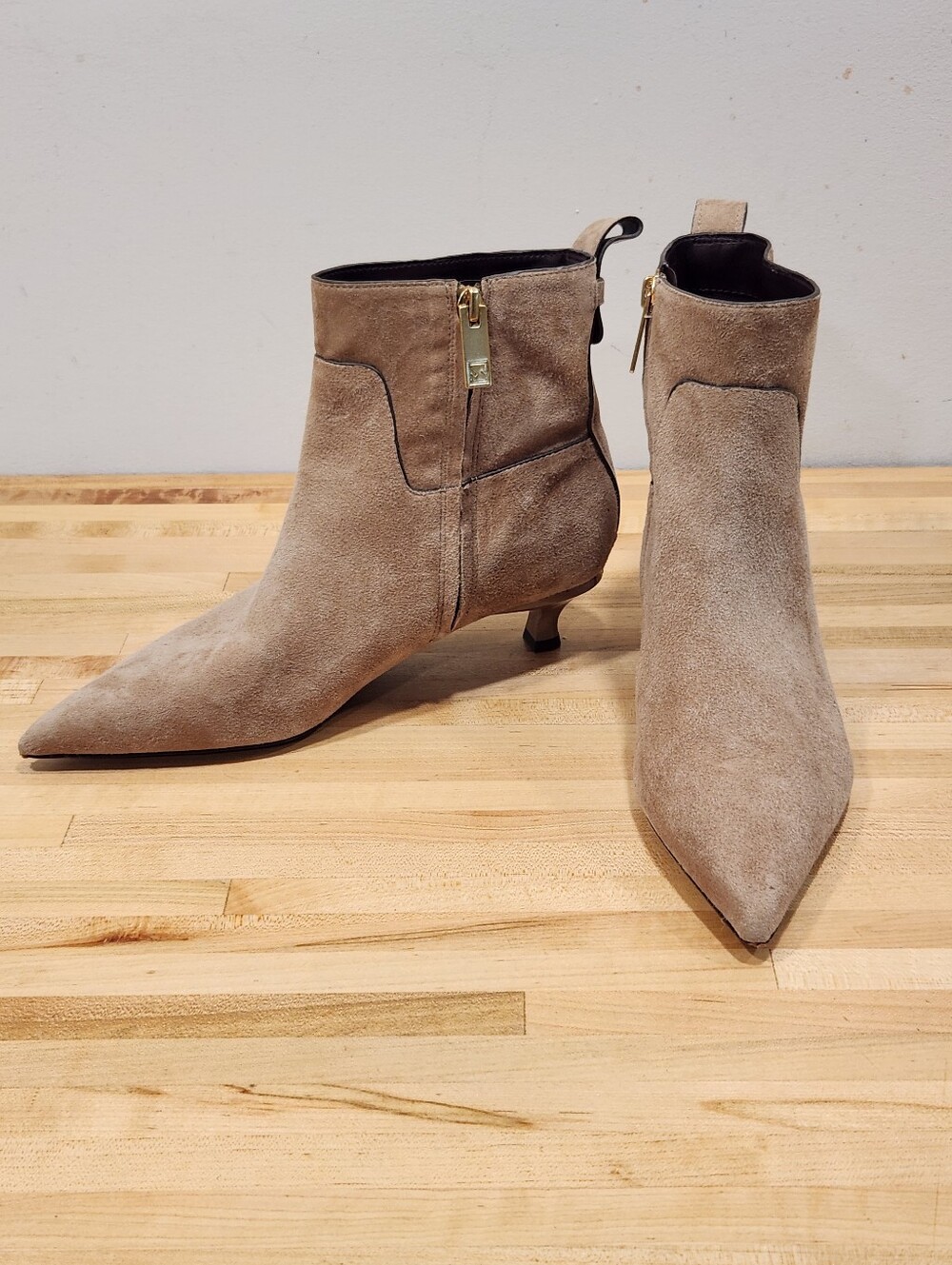 SARTO By Franco Sarto Mala Taupe Leather Kitten Heel Pointed Toe Bootie Boot 6M - Picture 1 of 14